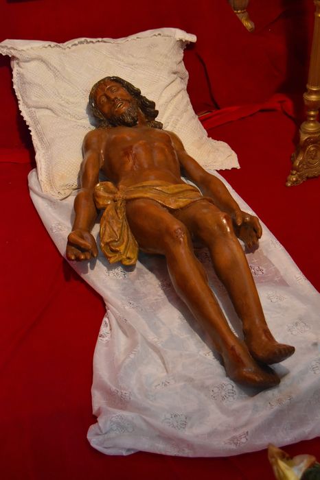 Eglise Saint-Jean-Baptiste : gisant :Christ mort, vue générale - © Ministère de la Culture (France), Médiathèque du patrimoine et de la photographie, diffusion RMN-GP
