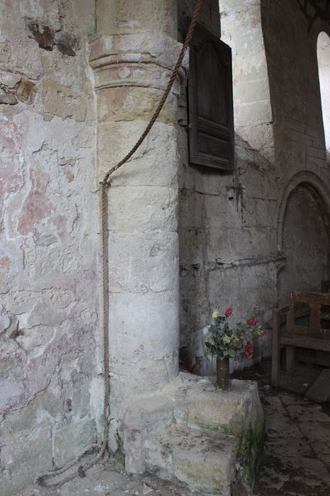 nef, détail d'une colonne avec l'enmarchement de l'ancienne chaire à prêcher