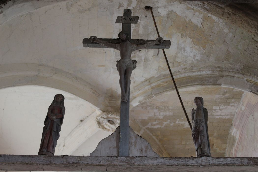 Poutre de gloire : Christ en croix, la Vierge et saint Jean