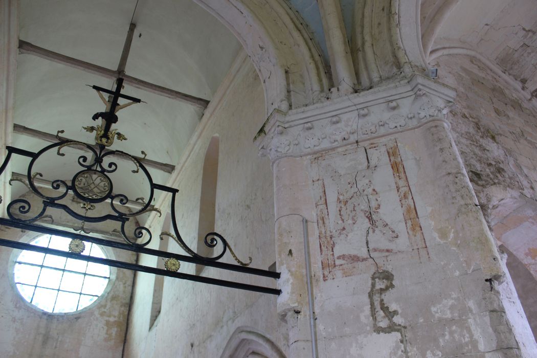 pilier nord-est de la croisée du transept, détail des fragments d'une peinture monumentale : Saint André (?)