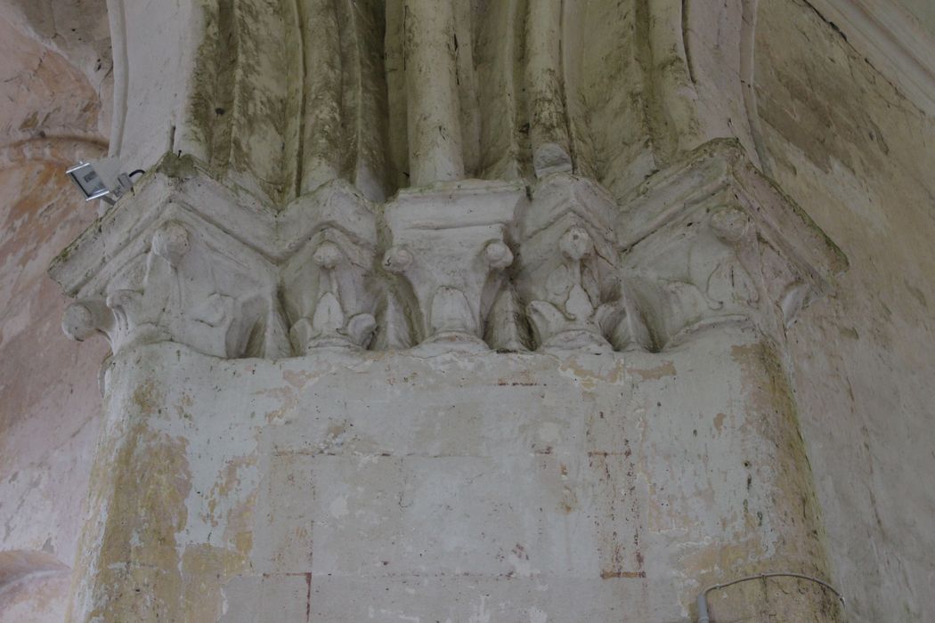 pilier de la croisée du transept, détail des chapiteaux sculptés