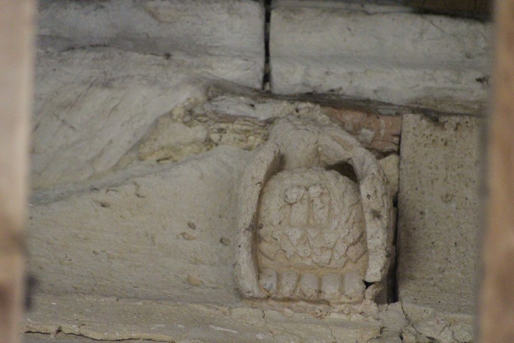 collatéral sud, détail corbeau de pierre sculpté (ancien flanc sud de l'église romane)