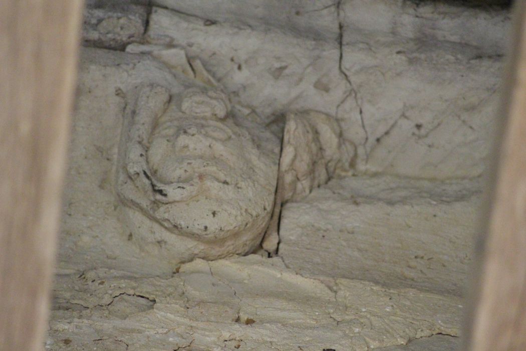 collatéral sud, détail corbeau de pierre sculpté (ancien flanc sud de l'église romane)