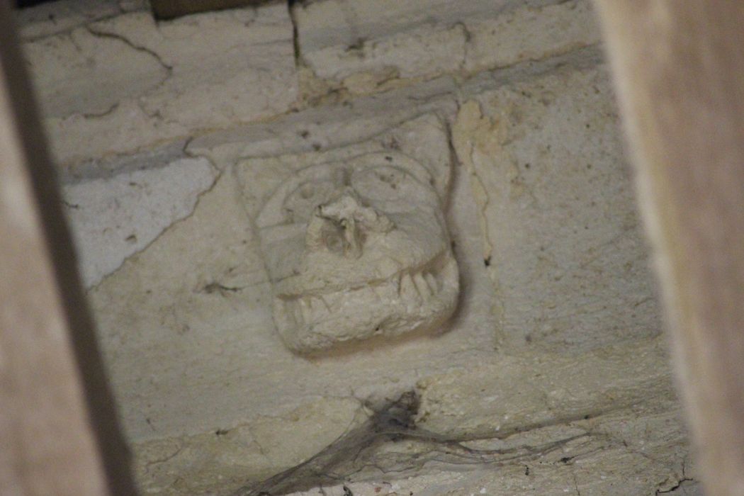 collatéral sud, détail corbeau de pierre sculpté (ancien flanc sud de l'église romane)