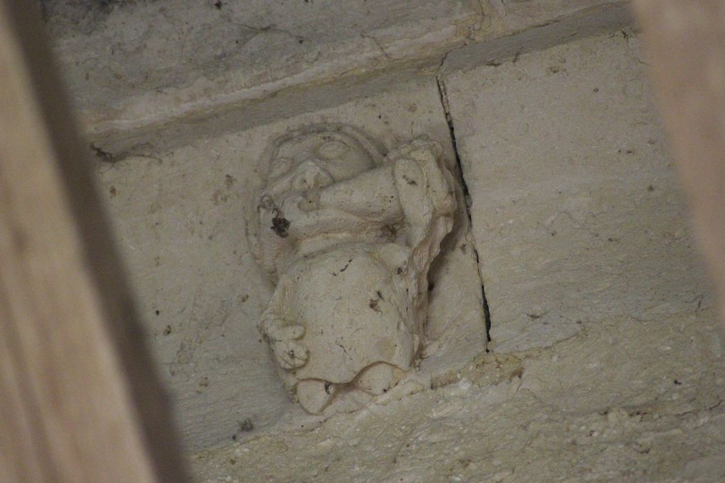 collatéral sud, détail corbeau de pierre sculpté (ancien flanc sud de l'église romane)