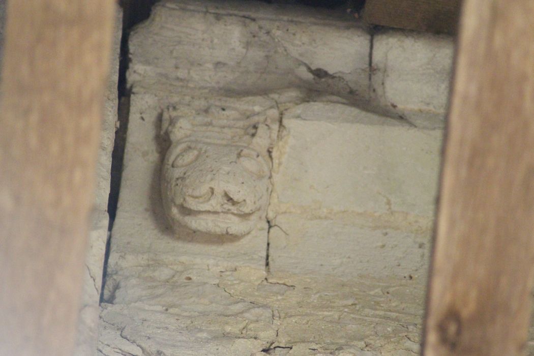 collatéral sud, détail corbeau de pierre sculpté (ancien flanc sud de l'église romane)