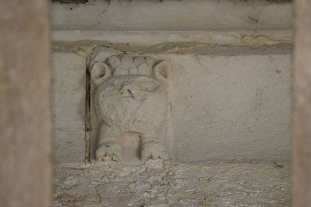 collatéral sud, détail corbeau de pierre sculpté (ancien flanc sud de l'église romane)