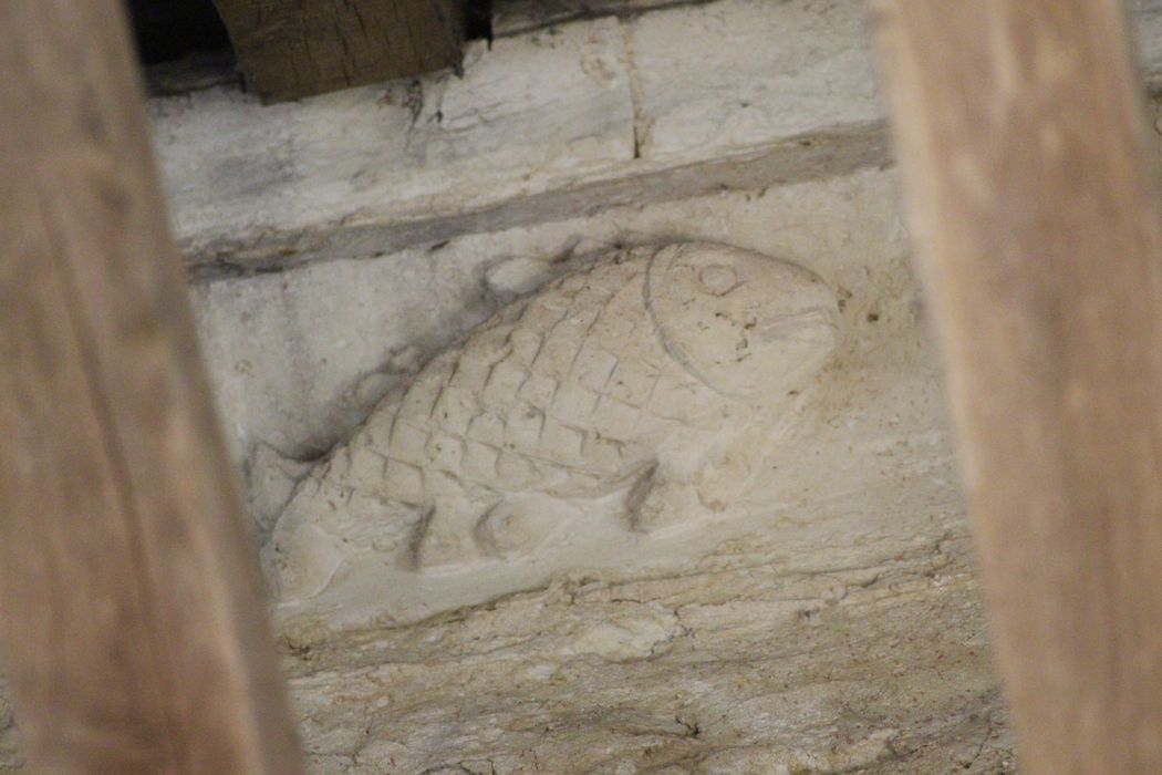 collatéral sud, détail corbeau de pierre sculpté (ancien flanc sud de l'église romane)