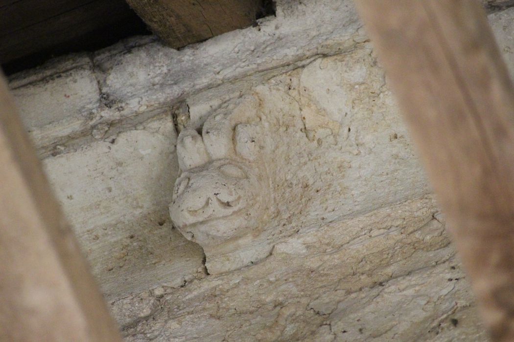 collatéral sud, détail corbeau de pierre sculpté (ancien flanc sud de l'église romane)