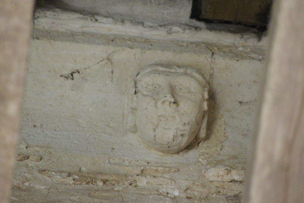 collatéral sud, détail corbeau de pierre sculpté (ancien flanc sud de l'église romane)