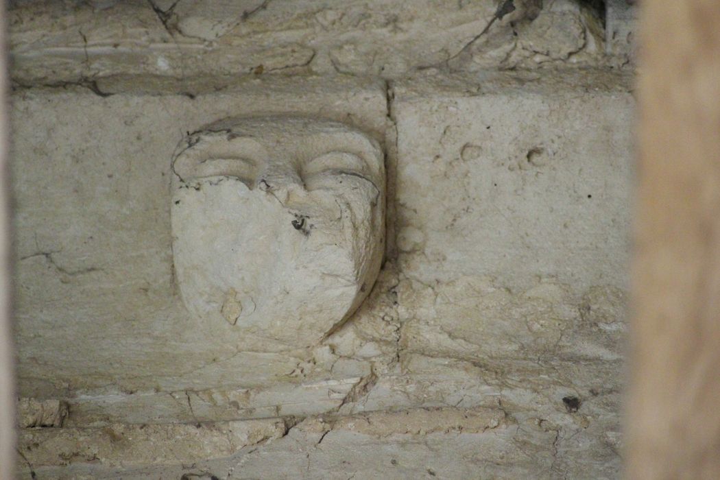 collatéral sud, détail corbeau de pierre sculpté (ancien flanc sud de l'église romane)