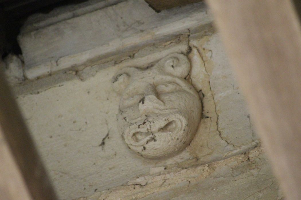 collatéral sud, détail corbeau de pierre sculpté (ancien flanc sud de l'église romane)