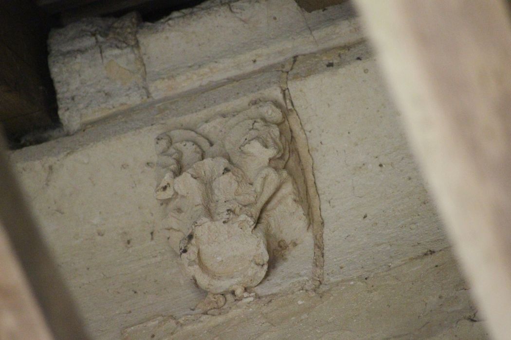 collatéral sud, détail corbeau de pierre sculpté (ancien flanc sud de l'église romane)