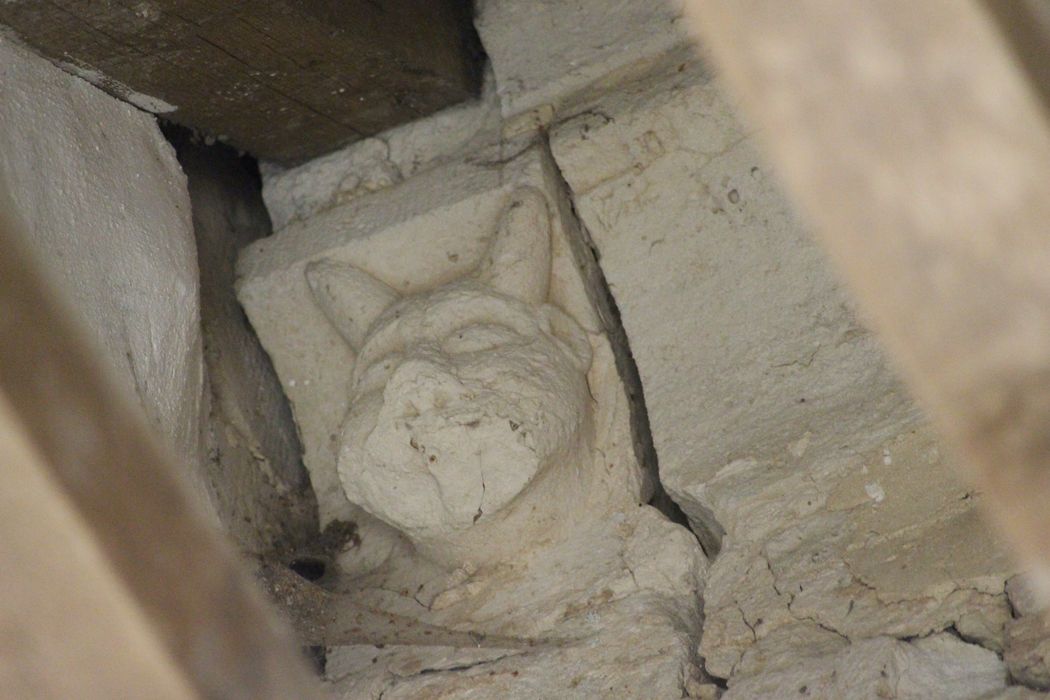 collatéral sud, détail corbeau de pierre sculpté (ancien flanc sud de l'église romane)