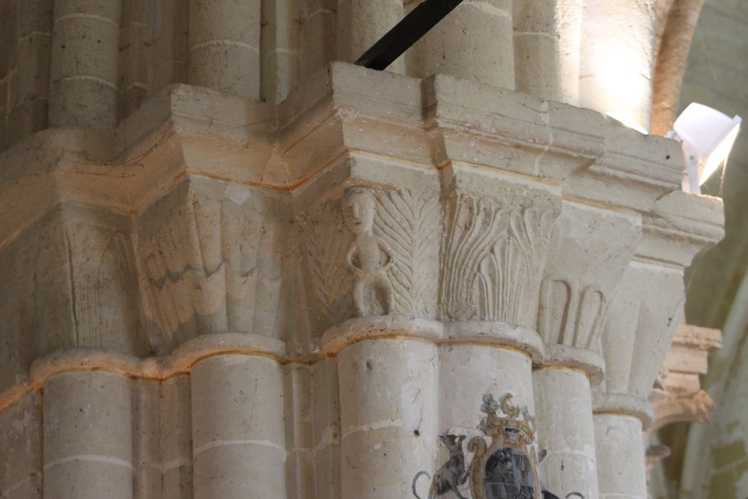 pilier de la croisée du transept, détail des chapiteaux sculptés