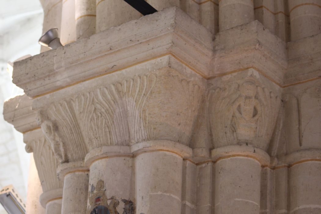 pilier de la croisée du transept, détail des chapiteaux sculptés