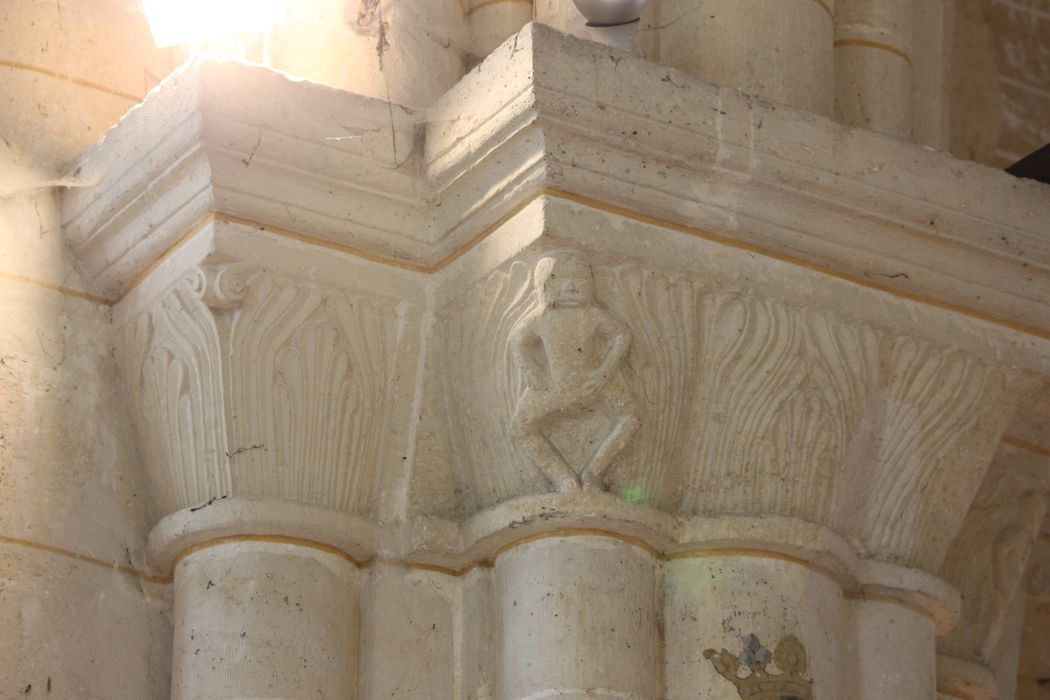 pilier de la croisée du transept, détail des chapiteaux sculptés