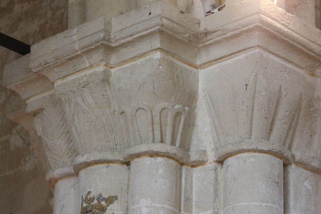 pilier de la croisée du transept, détail des chapiteaux sculptés