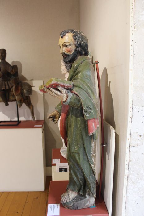 statue (petite nature) : Saint Pierre, profil gauche, vue générale