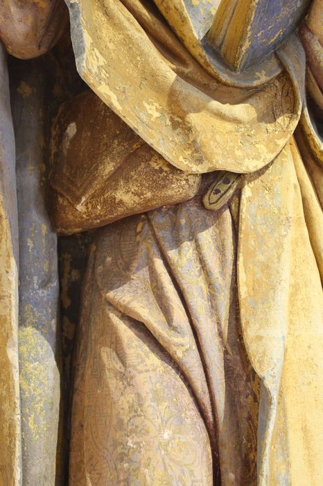 statue : Saint Jacques, détail du vêtement