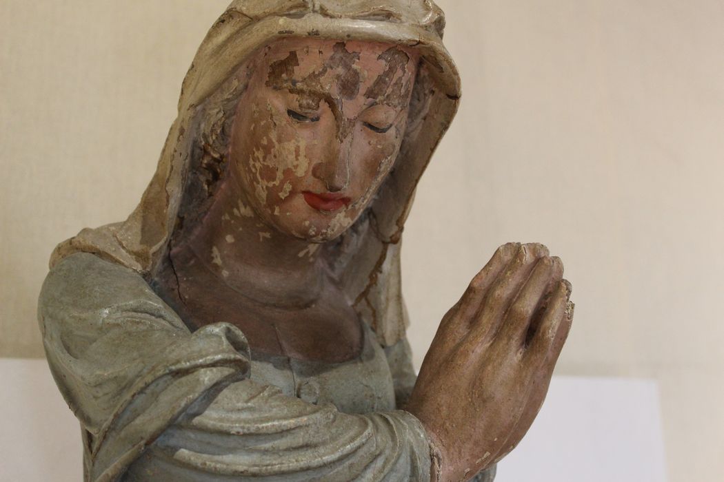 groupe sculpté : Vierge de Pitié, détail du visage de la Vierge