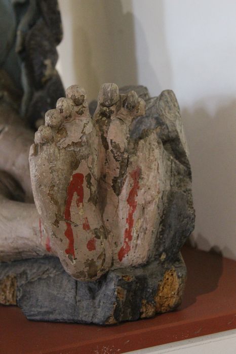 groupe sculpté : Vierge de Pitié, détail des pieds du Christ