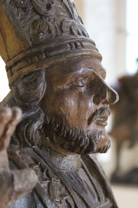 statue : saint Hubert, profil droit, vue partielle