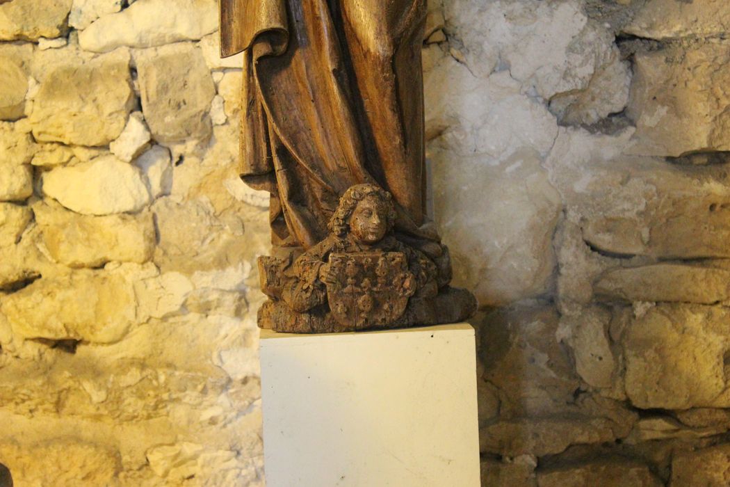 statue : Vierge à l'Enfant, détail de la base