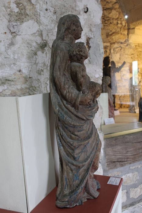 statue : Vierge à l'Enfant, profil droit, vue générale