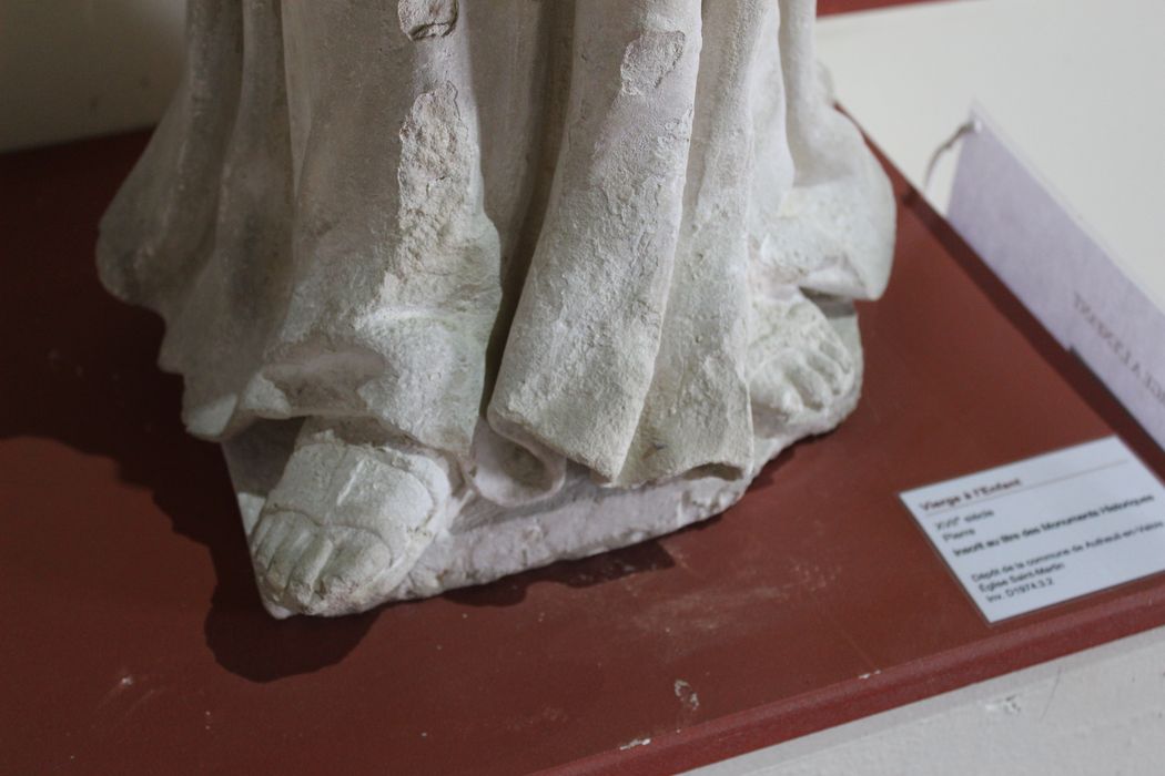 statue : Vierge à l'Enfant, détail des pieds de la Vierge