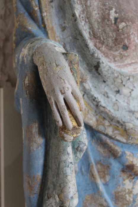 statue (petite nature) : Vierge à l'Enfant, détail de la main droite de la Vierge