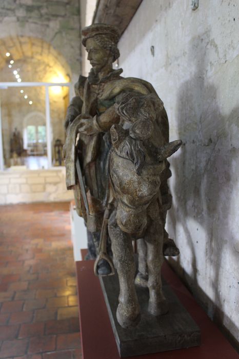 groupe sculpté : Charité de saint Martin, profil gauche, vue générale