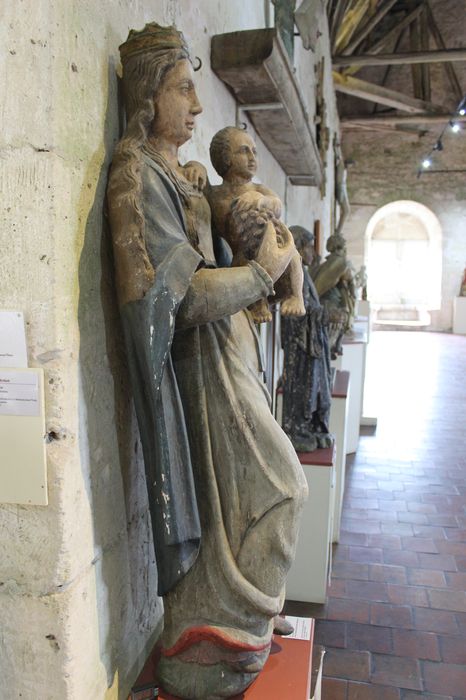 statue : Vierge à l'Enfant, profil droit, vue générale