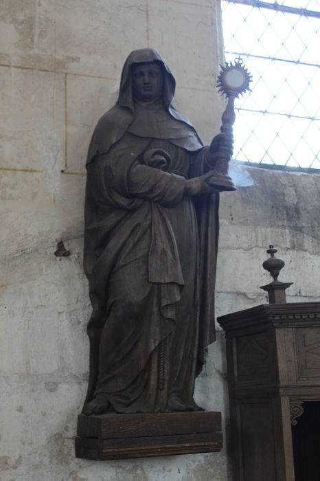 statue : Sainte portant un ostensoir, vue générale