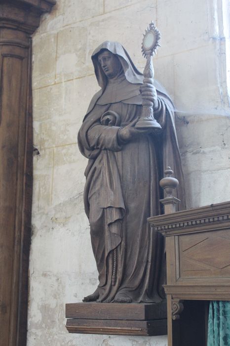 Statue : Sainte portant un ostensoir