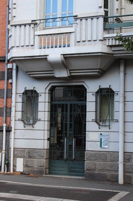 façade Ouest sur rue, vue générale de la porte d'entrée située à gauche