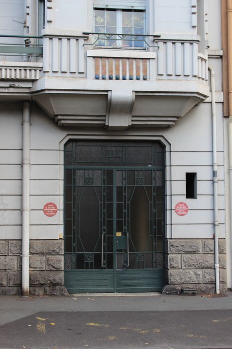 façade Ouest sur rue, vue générale de la porte d'entrée située à droite