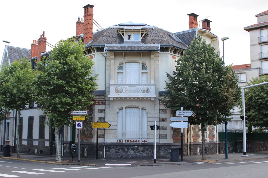 façade Ouest au croisement de la rue Blatin et du boulevard Duclaux, vue générale 