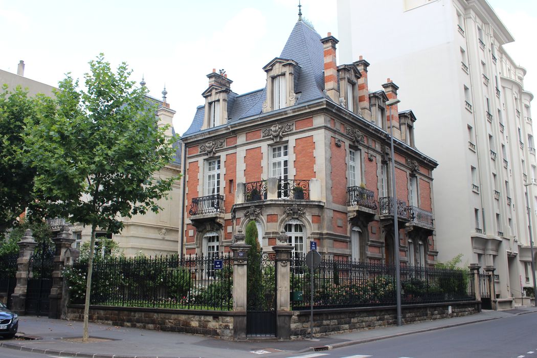 vue générale des façades Sud et Est à l'angle des rues Blatin et Morel Ladeuil