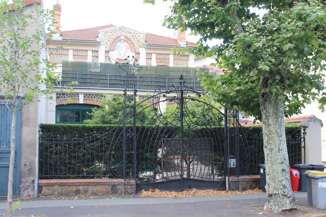 vue générale de la grille et de la clôture