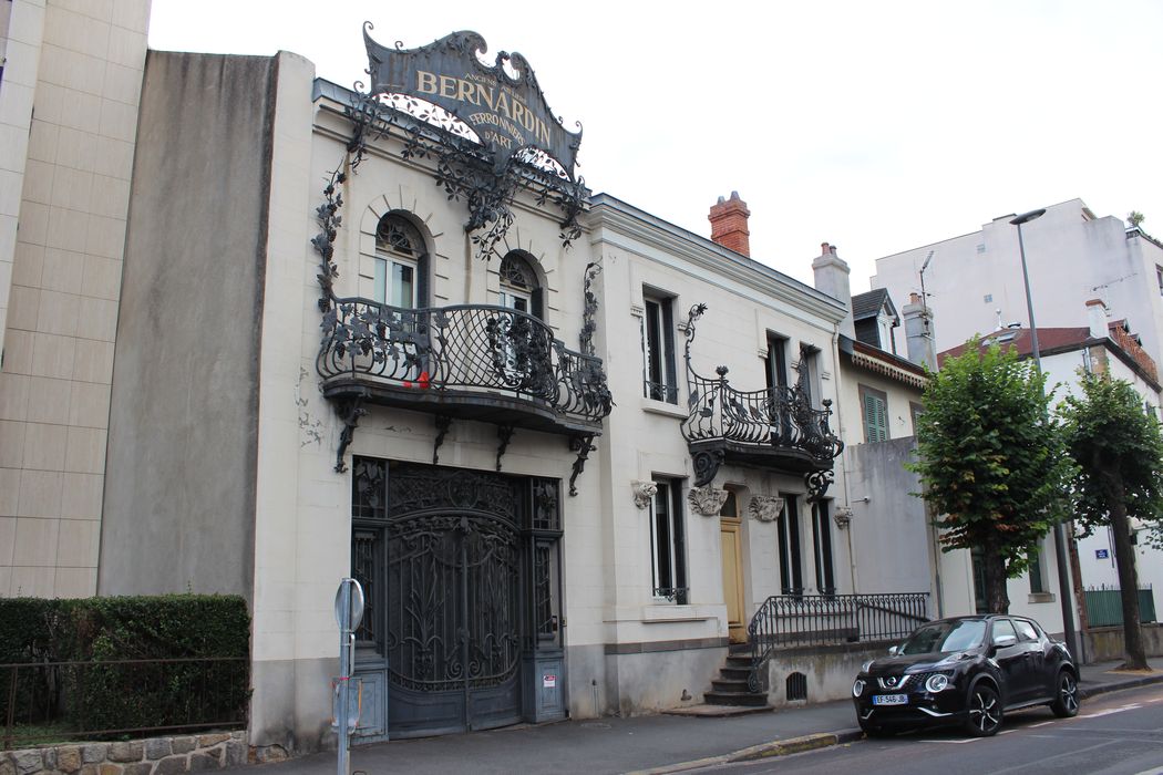 façade sur rue, vue générale