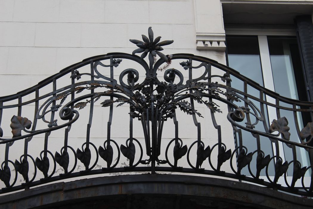 façade Sud, détail de la ferronnerie du balcon Est