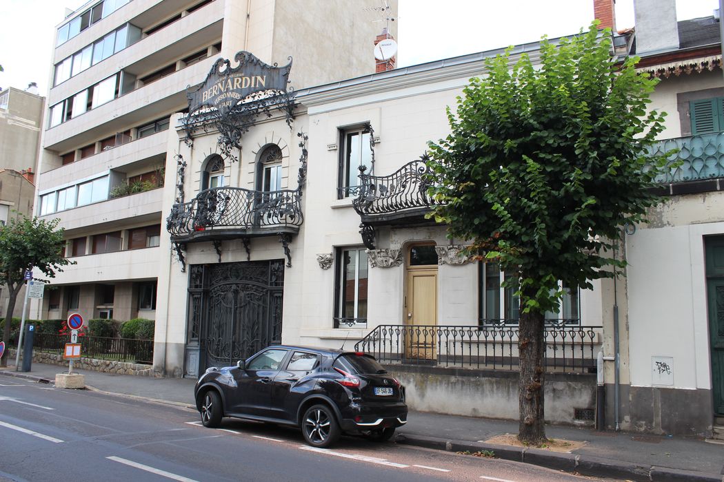 façade Sud sur rue, vue générale