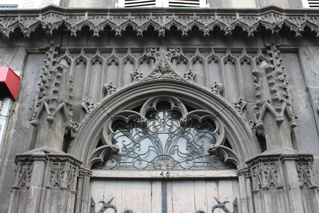 façade Sud, vue partiellel du porche d’entrée