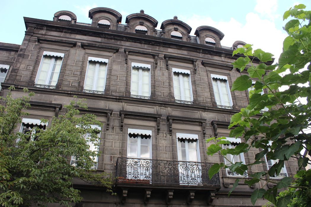 façade Sud sur la rue Fongiève, vue partielle