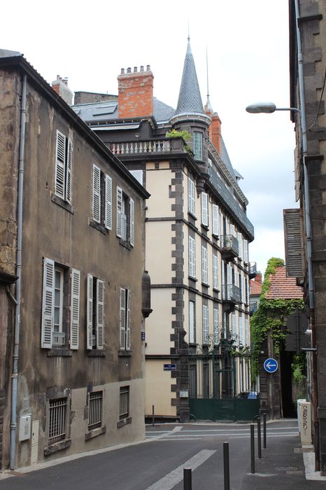 vue partielle de la cité dans le prolongement de la rue Saint-Eutrope