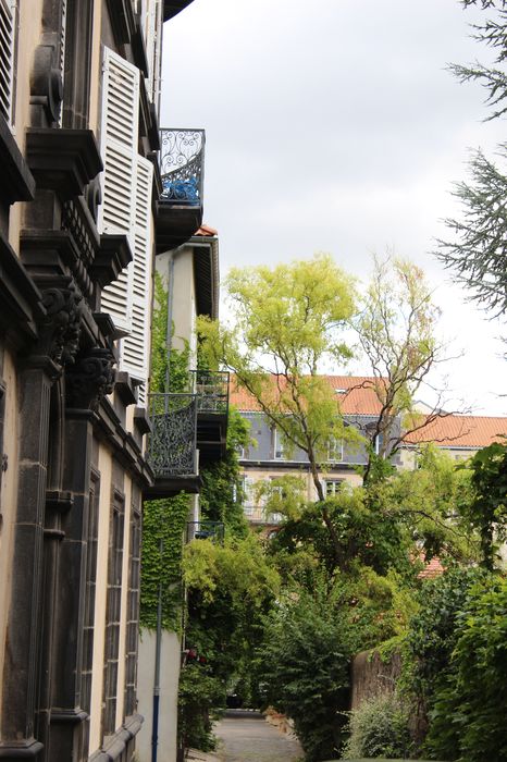 vue partielle du passage depuis le portail de la rue Gaultier-de-Biauzat