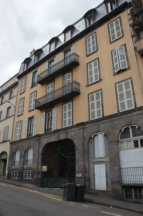 façade Est sur la rue Sidoine Apollinaire, vue générale