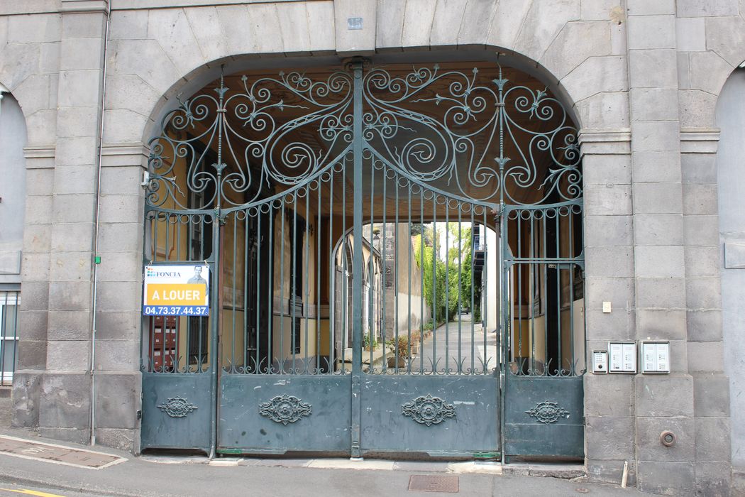 portail d’accès à la cité depuis la rue Sidoine Apollinaire