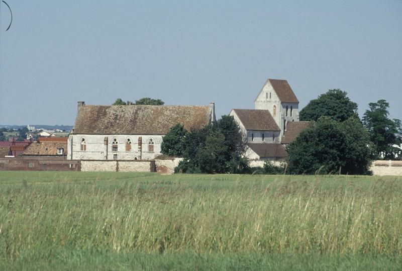 Le bâtiment principal, réfectoire-dortoir, et ensemble est de l'église